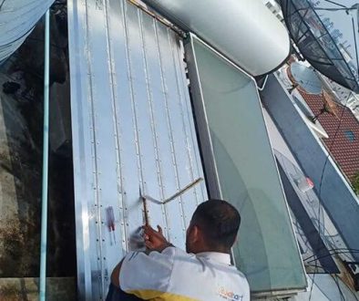 Perkiraan penghematan biaya listrik water heater tenaga surya vs listrik dalam 5-10 tahun. Simulasi hemat tagihan PLN untuk rumah tangga di Indonesia.