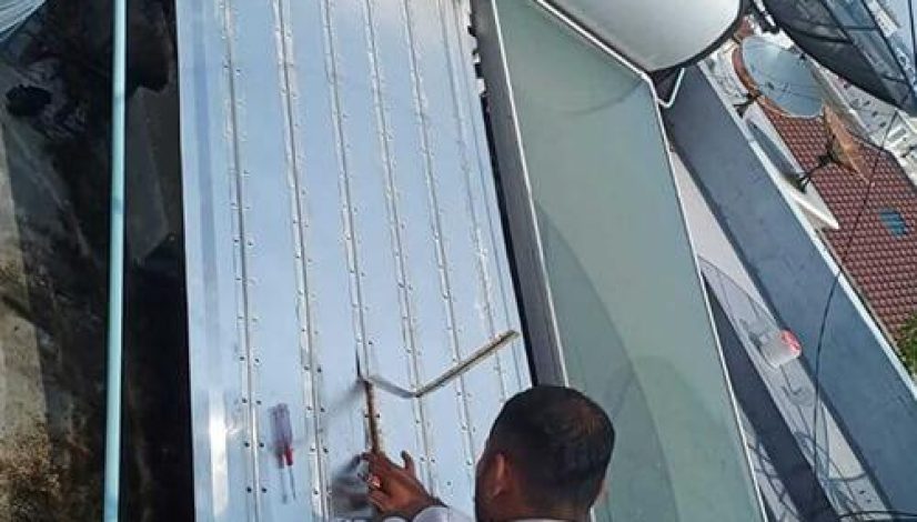 Perkiraan penghematan biaya listrik water heater tenaga surya vs listrik dalam 5-10 tahun. Simulasi hemat tagihan PLN untuk rumah tangga di Indonesia.