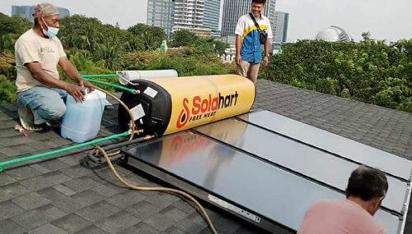 Perbandingan 20 istilah teknis water heater Solahart vs Wika dalam tabel. Penjelasan mudah dipahami tentang perbedaan collector, tangki, dan komponen lainnya.